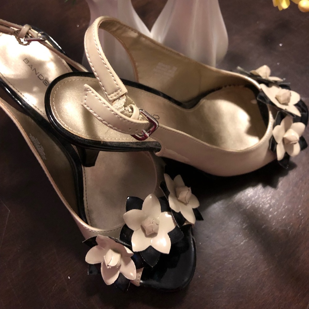 Bandolino. Slingback open toe floral shoe. 9 1/2